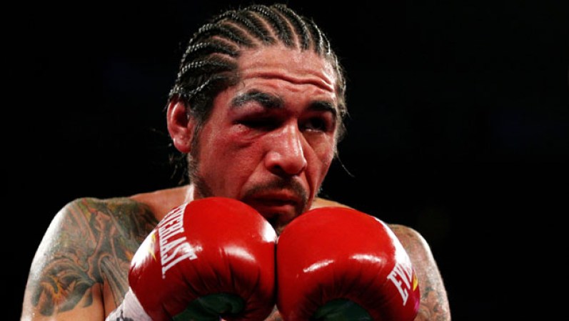 Margarito terminó con el ojo derecho casi cerrado.