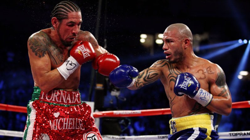 Alentado por un público enfervorizado, Cotto se ensañó en el ojo afectado de Margarito.