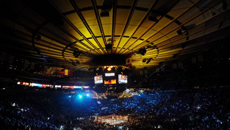 Miguel Cotto y Antonio Margarito se enfrentan en el esperado encuentro de boxeo, ante un público enfervorizado en el Madison Square Garden, en Nueva York.