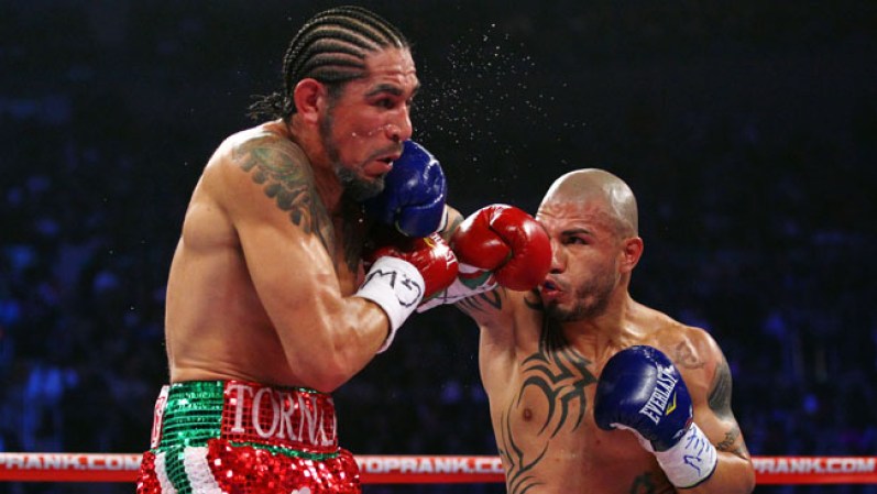 Cotto conecta una derecha en contragolpe.