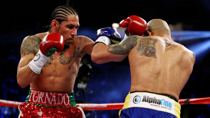 Margarito acerta un golpe contra Cotto durante el primer asalto.