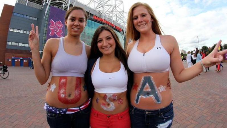 Las fans del fútbol no dudaron en alentar a su equipo favorito.