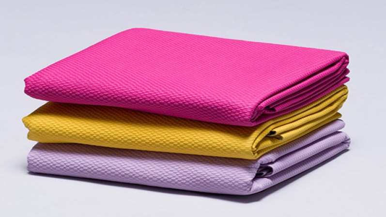 A la hora del yoga, no pueden faltar los accesorios.<br />Adquiérelos en lolewomen.com, $30.