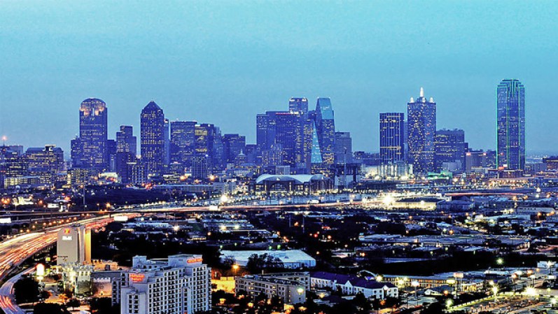 Una familia que vive en Dallas tiene un ingreso promedio de $56,954.