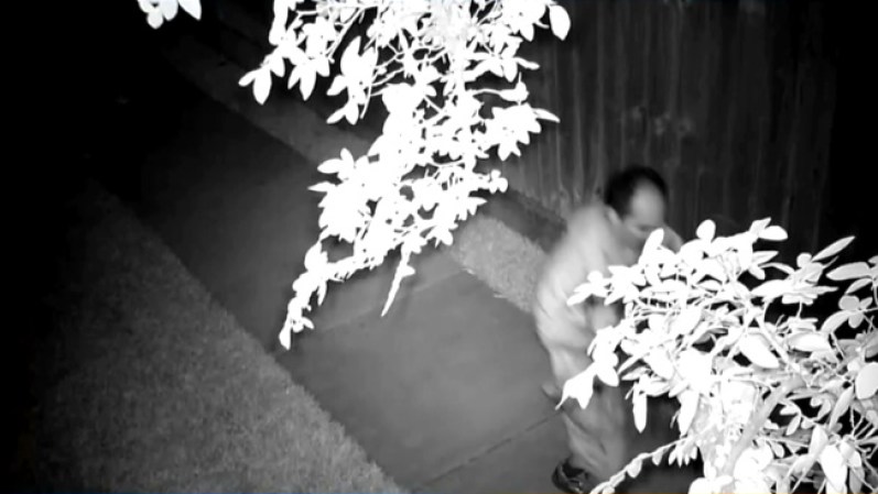 Las imágenes del hombre fueron capturadas gracias a una cámara de seguridad puesta por un habitante del vecindario cansado de las sorpresas encontradas frente a su casa. Se comprobó que éste sufría problemas mentales, por lo que fue puesto en libertad horas después.