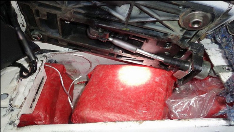 Dos hombres de 25 años fueron arrestado en el puerto de entrada en Naco (Arizona) al tratar de entrar al país 21 libras de heroína escondida en su vehículo. La droga tenía un valor en la calle de $288,000.