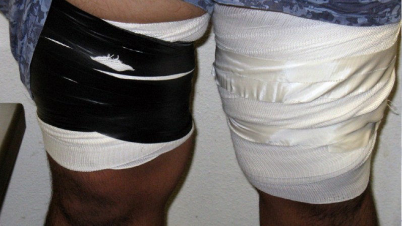 Este hombre se amarró la metanfetamina a sus piernas, pero fue descubierto y capturado.