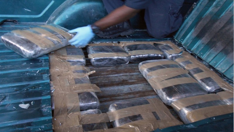 Este cargamento de metanfetaminas y marihuana fue confiscado en Nogales (AZ). Lo escondieron en el platón de una camioneta.