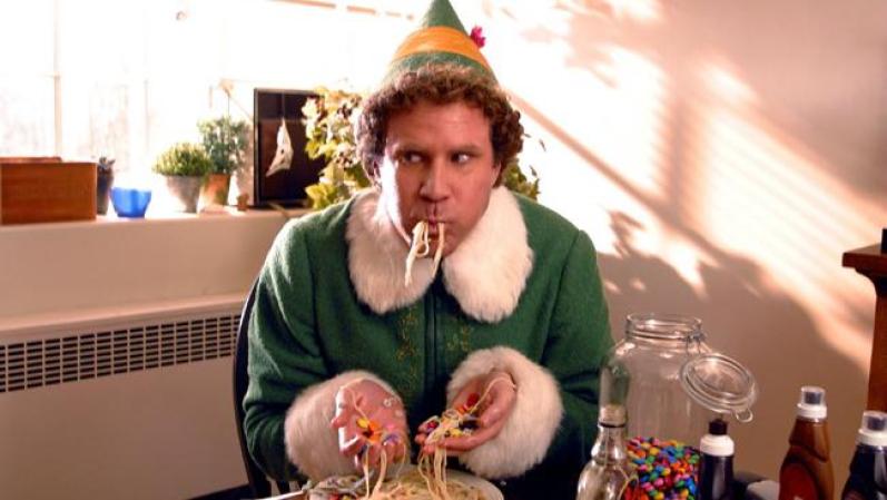 Elf (2003) En esta simpática historia sobre los duendes de Santa Claus. Protagonizada por Will Ferrell y Zooey Deschanel.
