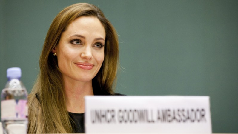 Cuando Angelina Jolie filmó la película “Lara Croft” en Cambodia en 2000, fue impactada por la crisis humanitaria en los campos de refugiados. En la última década, se ha desempeñado como embajadora de buena voluntad del Alto Comisionado de las Naciones Unidas para los Refugiados.