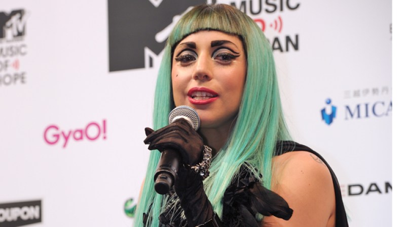 Lady Gaga es portavoz del MAC AIDS Fund y, en conjunto con la reconocida marca de cosméticos, anima a las personas a tomar conciencia sobre el VIH y el sida, motivándolas a tomar control y protegerse.