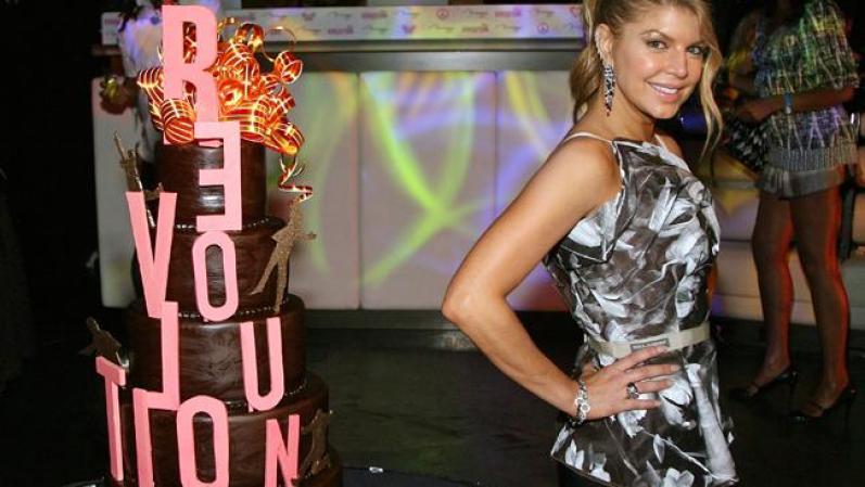 Fergie celebró su día con un maravilloso pastel de chocolate tan alto como ella.