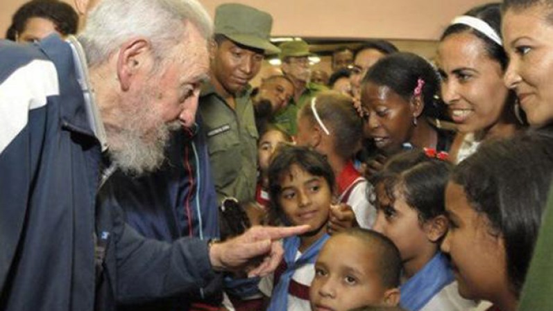 Conversando con niños cubanos.