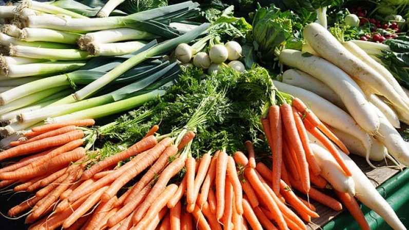 ¿Sabias que los tomates es mejor no refrigerarlos? ¿Y que los limones duran más refrigerados dentro de una bolsa plástica sellada? Sigue estos tips y mantén tus vegetales y frutas frescos.