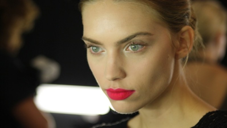 Este verano vienen los colores fuertes tanto en ropa, como en los labios. Aprende a crear este sencillo look.