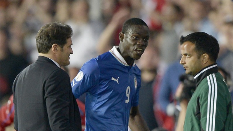 Goles, polémicas y bellas mujeres son sinónimo del delantero italiano Mario Balotelli.
