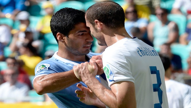 El goleador uruguayo Luis Suárez ha sido sancionado por hacer comentarios racistas a sus rivales y por morder a sus contrincantes.