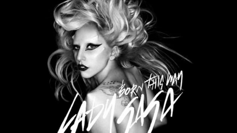 "Born This Way" de Lady Gaga - La gestación del segundo disco de la diva estadounidense más estrambótica de los últimos tiempos fue, como la temática del videoclip que lo titula, un parto. El goteo continuo de informaciones dieron sus frutos y, tras su publicación, la proclamada reina de las redes sociales vendió más de un millón de copias en EEUU en una semana.