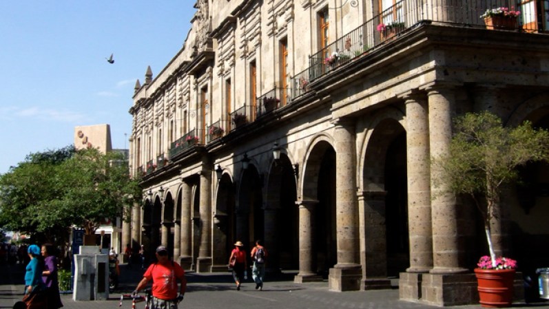 Guadalajara es la cuna del Mariachi y además está a corta distancia de Tequila, la región donde se produce la bebida del mismo nombre.