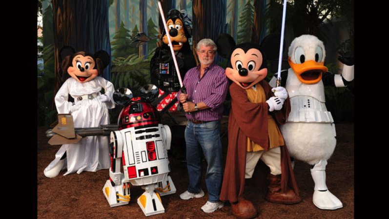 El famoso director de cine, creador de la saga Star Wars e Indiana Jones también disfruta de Disney. Fue considerado uno de los cuatro más poderosos de la industria cinematográfica, detrás de Time Warner y Steven Spielberg.