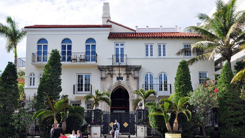 15 de JULIO, 1997: El diseñador de moda italiano Gianni Versace es baleado a muerte en frente de su mansión en Miami Beach por Andrew Cunanan, quien se suicidó ocho días después.