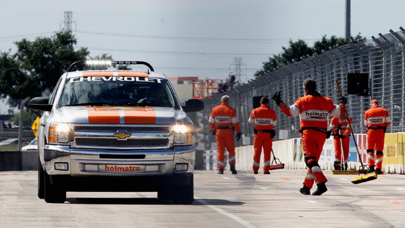 Varias veces la carrera tuvo que ser interrumpida para limpiar la pista por la lluvia.