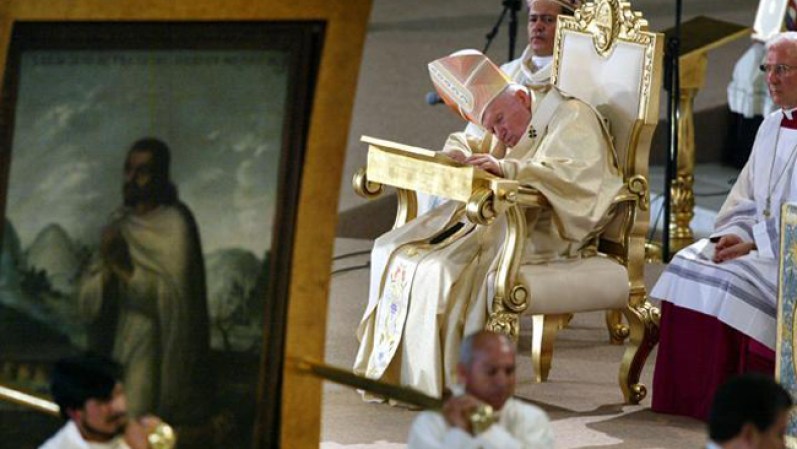 El Papa visitó la Basílica de Guadalupe en el 2002.
