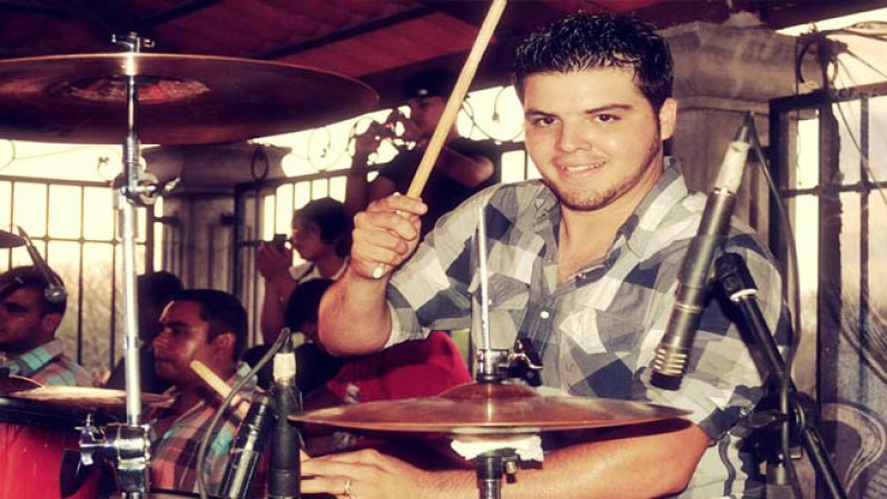 No sólo los líderes de "Hermanos Vega Jr." son el atractivo de la banda. Su baterista, Juan Carlos, también tiene lo suyo.