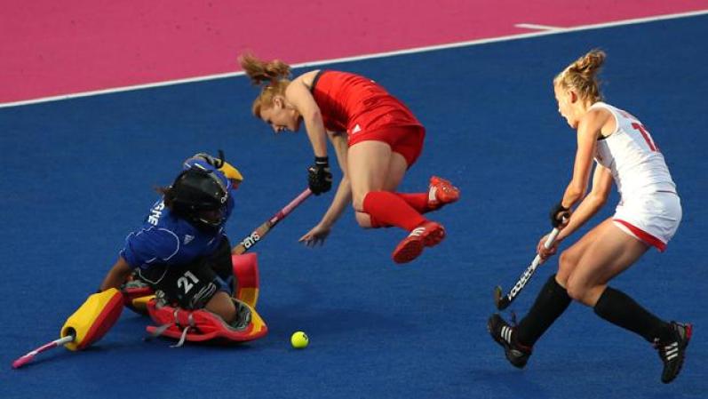 De acuerdo a pinturas encontradas en el siglo XIX, ya en el año 480 A. C. en Atenas, se jugaba al hockey con palos curvos. En la foto: Bélgica salva un gol de un intento británico.