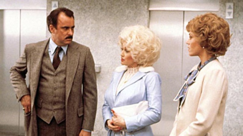 9 to 5: Es difícil culpar al trío de secretarias por secuestrar y mantener cautivo al señor Hart (Dabney Coleman): este supervisor sexista dedica casi todo su día a tratar de sacar ventaja de sus empleadas mujeres.