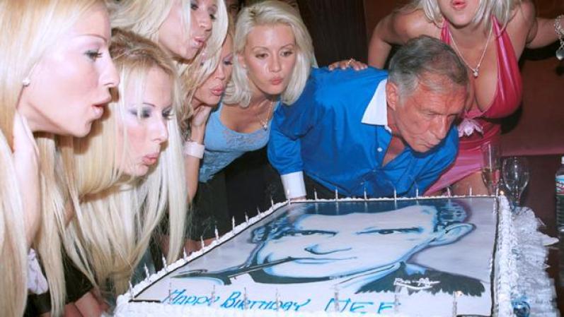 El dueño del imperio Playboy sopló las velas de un artístico pastel, a juego con su camisa.