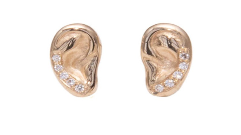 Estos curiosos aretes con forma de oreja y diamantes, si que merecen una medalla. Encuéntralos en windenjewelry.com, $660.
