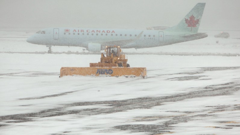 Los viajeros de avión son, frecuentemente, los más afectados con las tormentas de nieve.