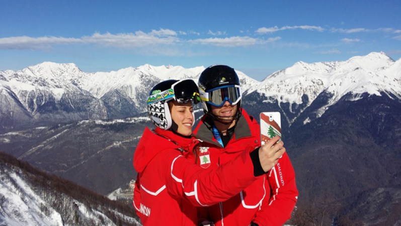 Los espectaculares paisajes de Sochi han servido para que la esquiadora tome fotos para el recuerdo.