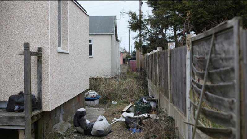 Un informe del 2009 reveló que cuatro de cada diez propiedades, una al menos está en Jaywick. Cuestan un promedio de £ 44.050, unos $67,400 dólares.