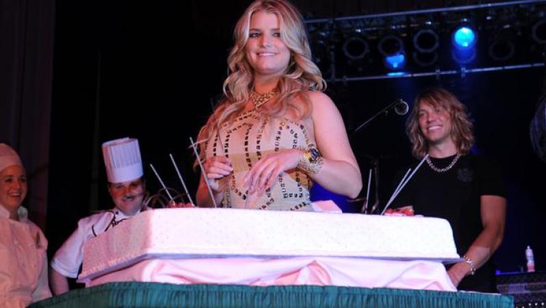 Jessica Simpson sopló las velas de un divino pastel rosado, a conjunto con el atuendo que lucía.