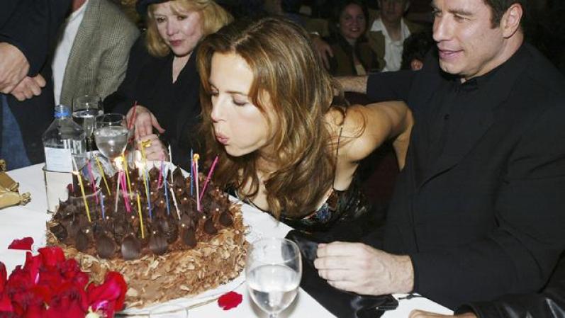 Kelly Preston, mujer de John Travolta celebró su día en familia con un pastel de chocolate.