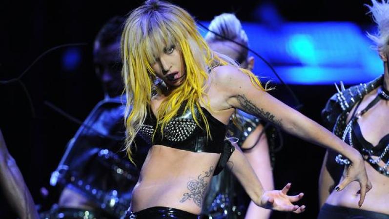 Lady Gaga: Con dos exitosas paradas en el Madison Square Garden de Nueva York, entre otras muchas citas, la gira "Monster Ball" continuó reportándole alegrías y mucho dinero, según estimaciones de la revista Forbes, a la diva más estrambótica de los últimos tiempos.