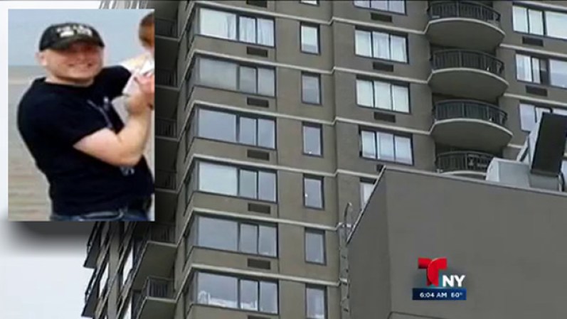 El hombre, quien al parecer estaba involucrado en una disputa por la custodia de su hijo, supuestamente lanzó al niño de tres años desde un rascacielos de 52 pisos y después se lanzó, dijo la policía.