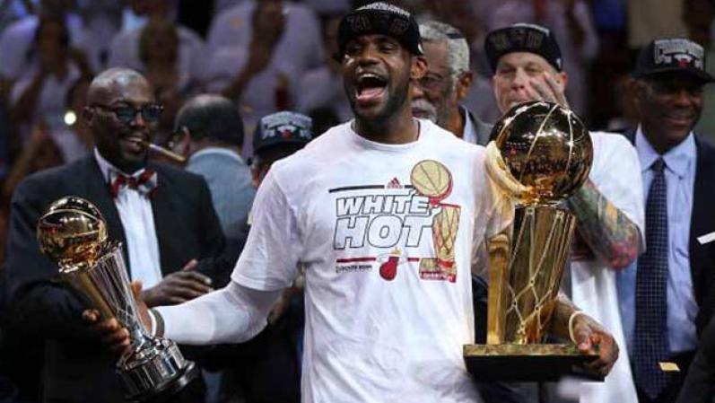 Lebrón y sus dos trofeos, el de campeón y el de MVP