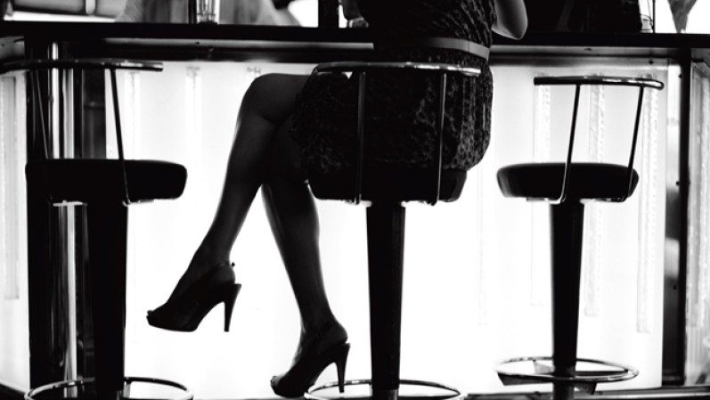 "Legs": En el bar del Hotel Meliá Cohiba. Podrías pensar que ella está esperando a un hombre alto, guapo y latino. Estás en lo cierto. Habana, 2010.