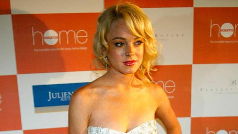 Lindsay Lohan: La problemática actriz -quien en esta foto de 2005 posa durante una subasta en honor a Monroe- se compara con la leyenda de Hollywood en el prólogo del libro "Marilyn: Intimate Exposures". En 2008 imitó una sesión de fotografías realizadas a la fallecida actriz.
