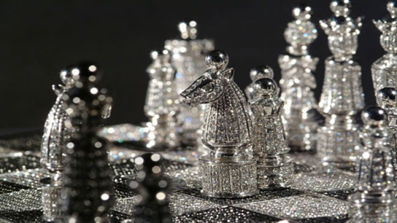 Puedes comprarte 1,000 juegos de ajedrez como éste, obra del Charles Hollander con piezas hechas con diamantes y otros costosos materiales. Cuestan unos $600,000 cada uno.