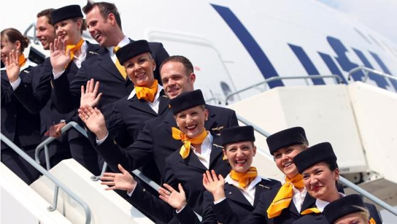 La tripulación de Lufthansa al completo saluda al aterrizar en el aeropuerto.