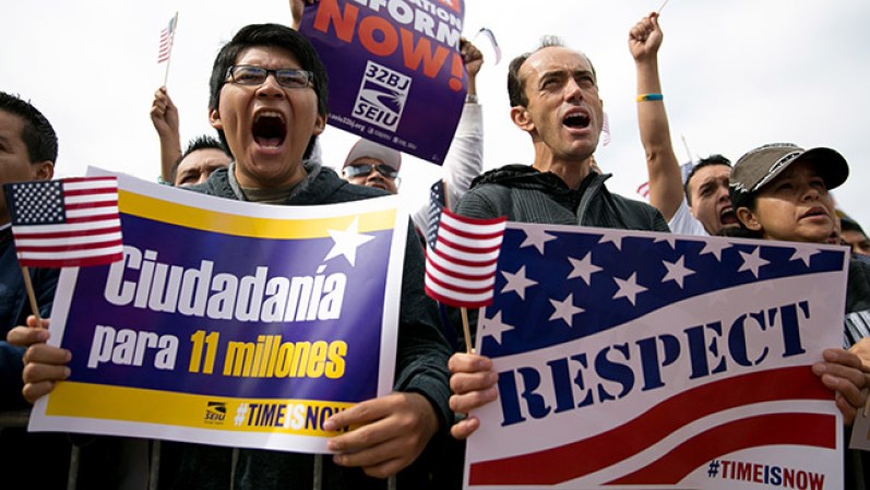 8 DE OCTUBRE, 2013: Las marchas a favor de una reforma migratoria revivieron en octubre en medio del temor de un nuevo aplazamiento de esta ansiada reforma y del cierre parcial del gobierno por falta de presupuesto.