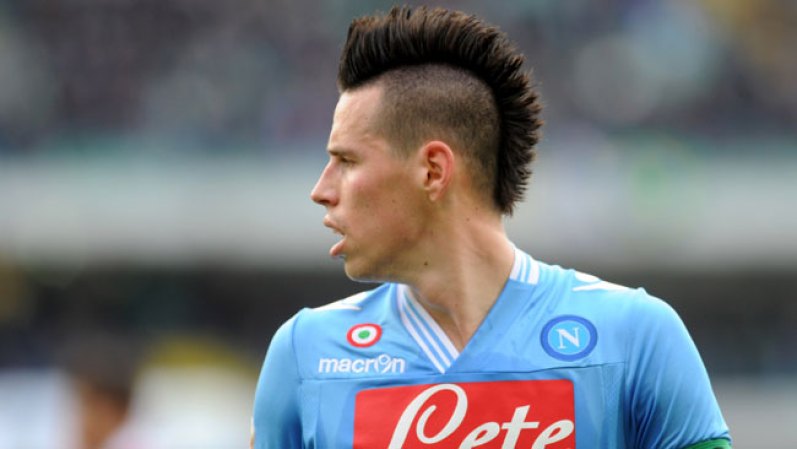 Decoloraciones, afeitados parcial o totalmente, peinados con jopos son algunos de los estilos que escogen los futbolistas. En la foto: Marek Hamsikof del Nápoli, Italia. Es un jugador eslovaco y juega actualmente como mediocampista en la serie A de Italia.