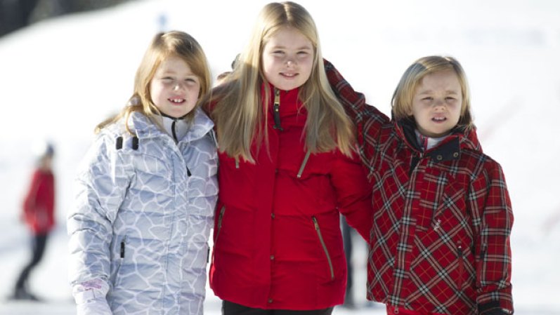 A pesar de su imagen amable y cercana a la gente, la princesa, muy querida por los holandeses, también provoca controversias. En la foto: Catalina-Amalia, de 9 años, Alexia de 7 y Ariane de 5.