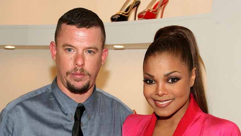 A pesar de su trágica muerte en 2010, el desaparecido diseñador de modas Alexander McQueen continúa siendo tema caliente en internet.