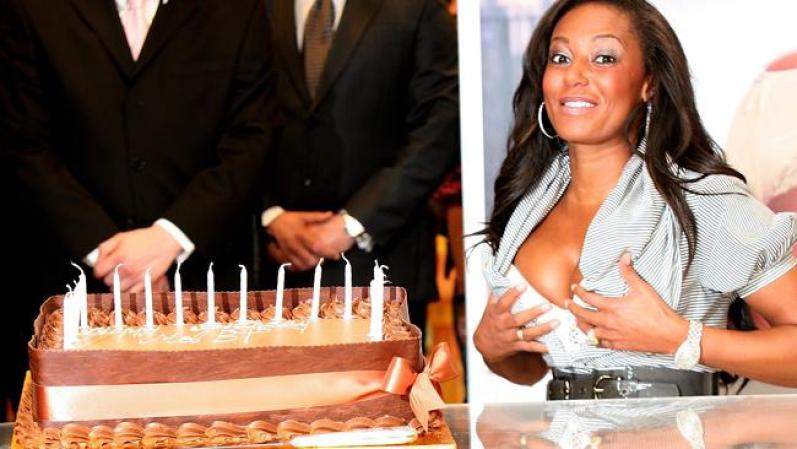 No sabemos por qué la exSpice Mel B se tocó el busto antes de soplar las velas de su pastel.