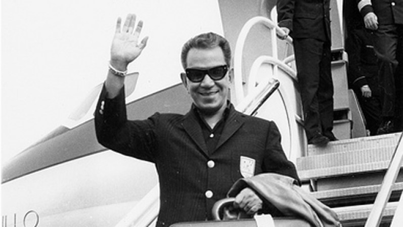 Mario Moreno se ingresó en Hollywood en 1957 cuando participó en la versión del clásico de La Vuelta al Mundo en 80 días, una de las cintas más taquilleras del cine mundial. La película le dio un "Globo de Oro" y la cinta ganó cinco premios Oscar en 1957.